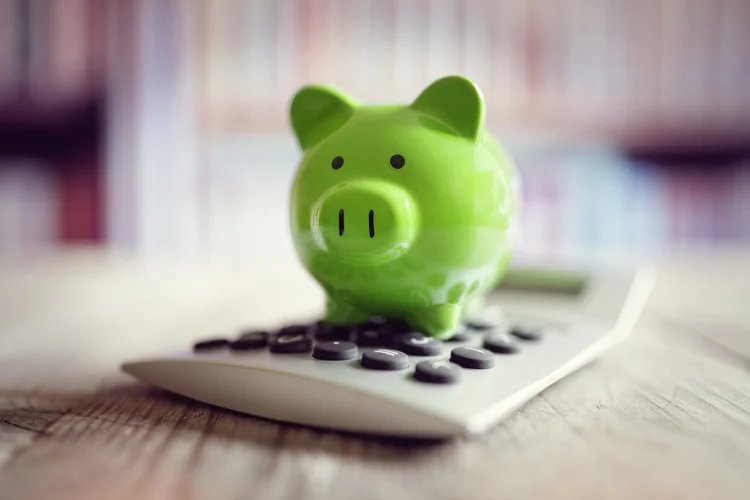 Com R$ 1.000, você já pode começar a fazer seu dinheiro trabalhar melhor, seja priorizando simplicidade com a poupança ou buscando rentabilidade superior com Tesouro Direto e CDBs. (BrianAJackson/Thinkstock)