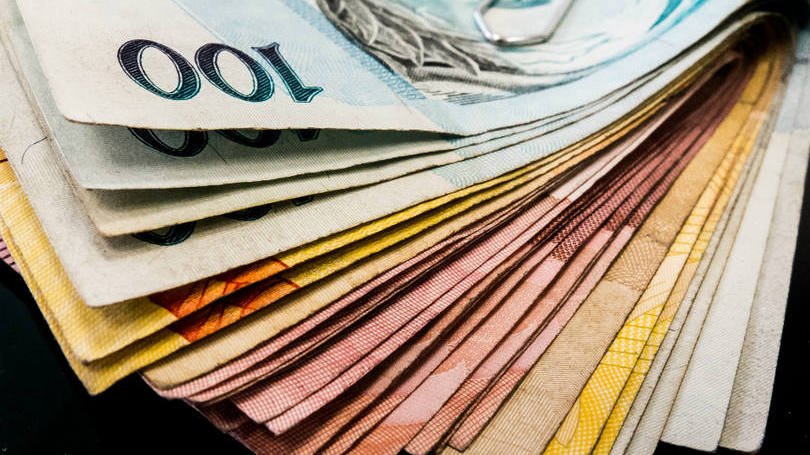Como é definido o valor do salário mínimo?