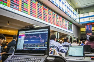 Imagem referente à matéria: Ibovespa opera em forte alta de 1,60% com dados positivos no Brasil