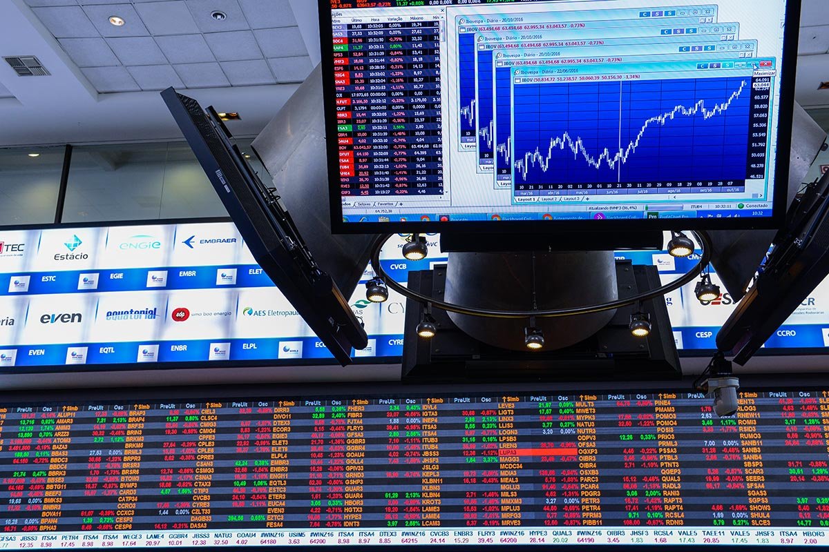 Ibovespa fecha em alta com IPCA abaixo do esperado; dólar sobe 0,14%