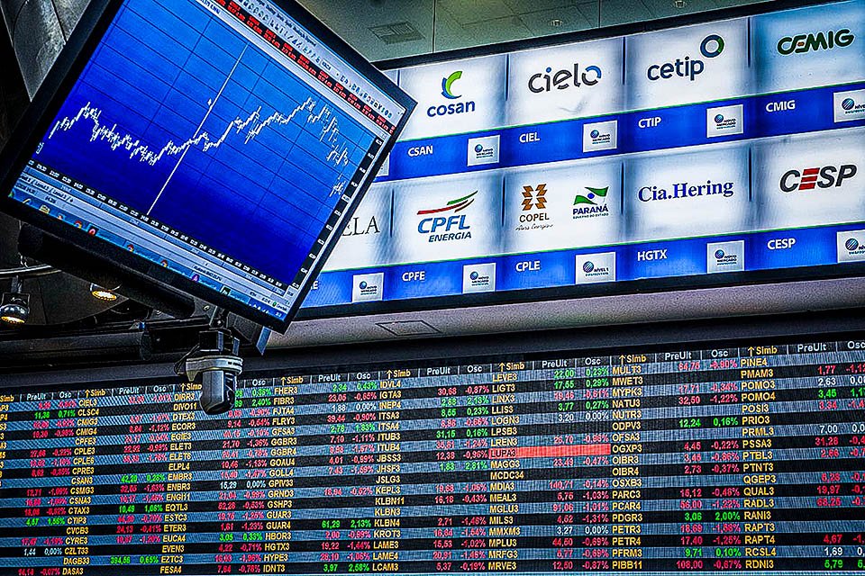 Ibovespa fecha em alta de olho em pacote do IOF; dólar sobe 0,09%