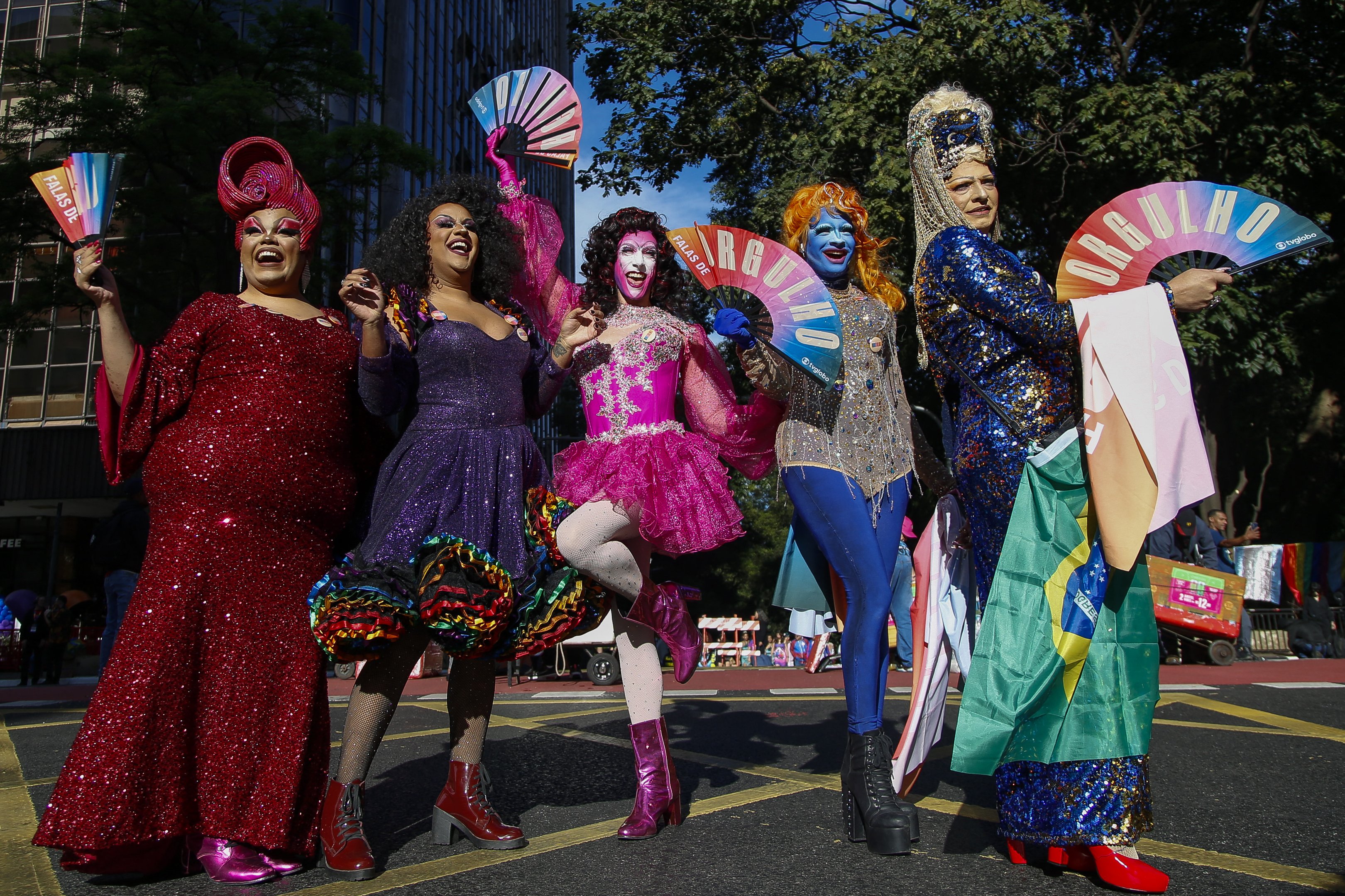 Grupos de amigos e famílias marcam a 28ª Parada do Orgulho LGBT+ em São Paulo Grupos de amigos e famílias marcam a 28ª Parada do Orgulho LGBT+ em São Paulo